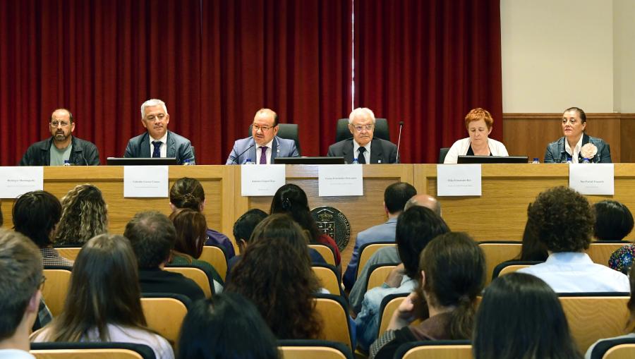 De esquerda a dereita, Henrique Monteagudo, Valentín García, Antonio López, Víctor Fernández Freixanes, Elisa Fernández Rei e Ana Fachal. FOTO: Santi Alvite