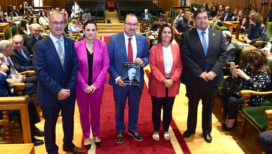 A entrega das medallas desenvolveuse no Colexio de Fonseca nun acto presidido polo reitor Antonio López e no que se rendeu tributo á figura do economista Manuel Colmeiro y Penido. FOTO: Santi Alvite