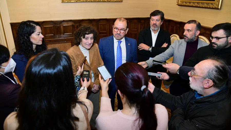 Logo da sinatura na que tamén participaron o xerente Javier Ferreira e a primeira tenente de Alcaldesa, María Rozas, houbo un encontro cos medios de comunicación. FOTO: Santi Avite