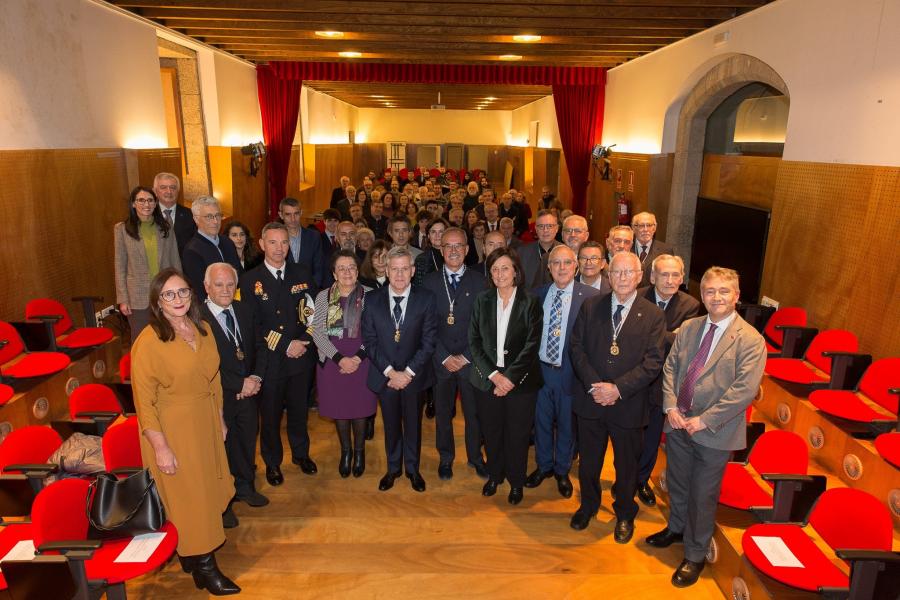 Foto de familia coas persoas asistentes ao acto