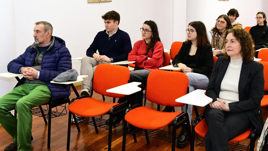 A secretaria xeral Dulce María García Mella, en primeiro termo, tamén aisistiu ao acto. FOTO: Santi Alvite