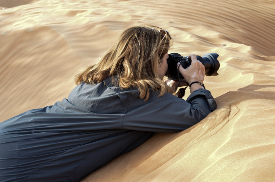 A fotógrafa Saleta Rosón tomando fotografías no deserto