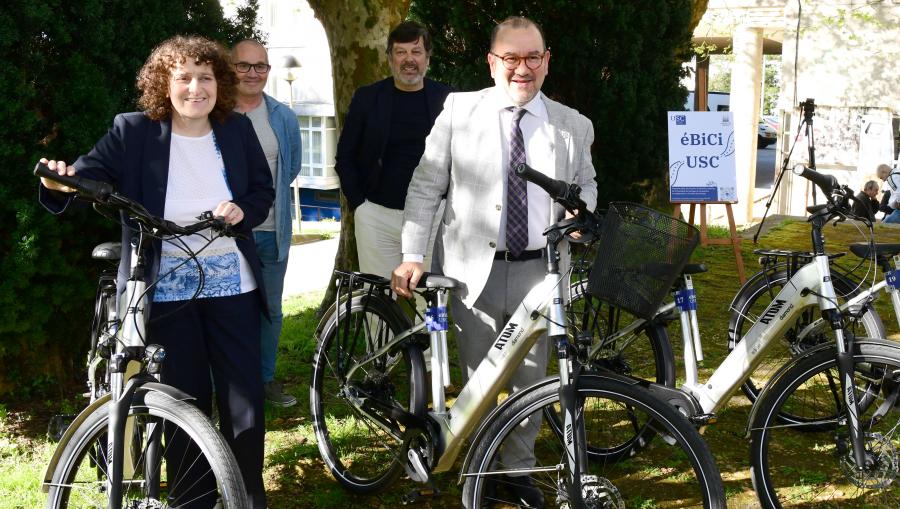 En primeiro termo, o reitor e a alcaldesa coas bicicletas que conforman a flota deste programa piloto. Foto: Santi Alvite