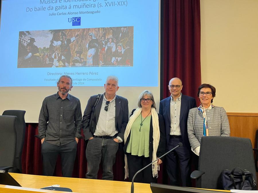 Íñigo Sánchez Fuarros, esquerda, Xosé Manuel Núñez Seixas, Fátima Braña Rey, Julio Alonso Monteagudo e Nieves Herrero Pérez na defensa da tese de Alonso