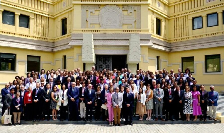 Foto de familia de participantes na Asemblea