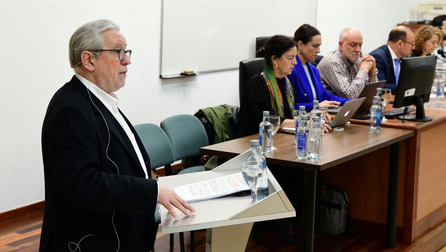 O Valedor da Comunidade Universitaria, Miguel Alcaraz, presentou o seu informe do curso 2022-23. Foto: Santi Alvite