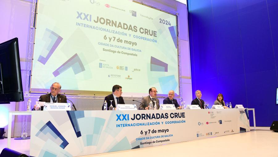 No acto inaugural interviñeron os tres reitores galegos, xunto co presidente da sectorial do CRUE, o conselleiro de Educación e a vicerreitora de Internacionalización da USC. Foto: Santi Alvite