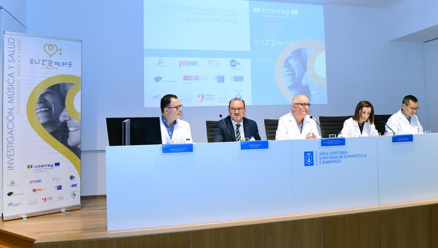 O reitor Antonio López (segundo pola esquerda) asistiu á sesión de presentación. Foto: Santi Alvite