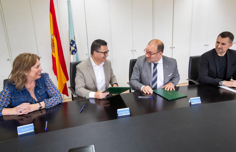 O reitor e conselleiro estiveron acompañados do profesor Carlos Montes e da xerente do Issga. Foto: Xunta de Galicia