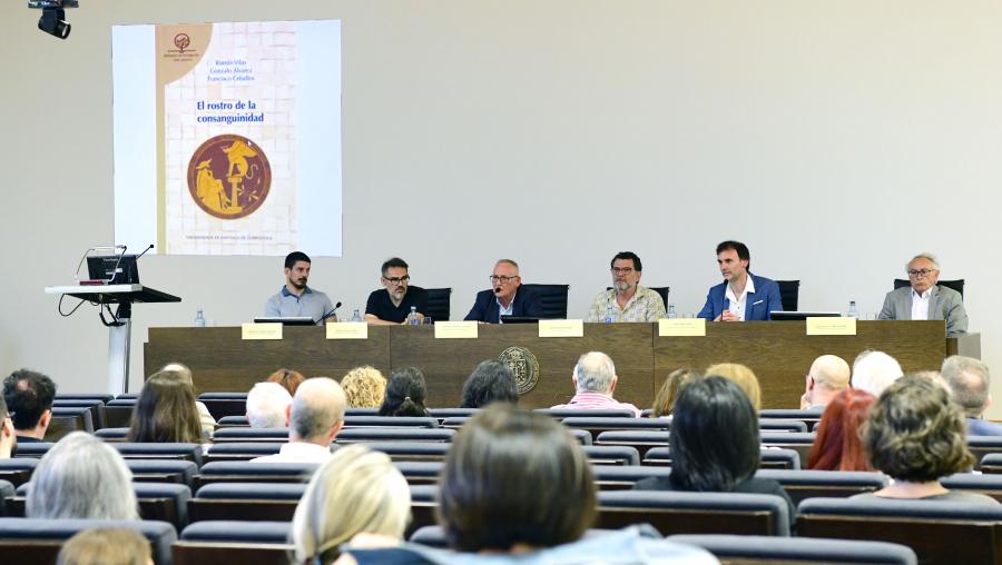 Un momento da presentación do volume na Facultade de Bioloxía. FOTO: Santi Alvite