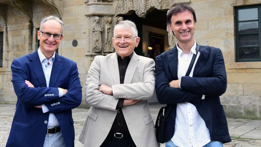 O Premio Nobel co profesor Jorge Mira, á dereita, e o investigador José María de Teresa. Foto: Santi Alvite