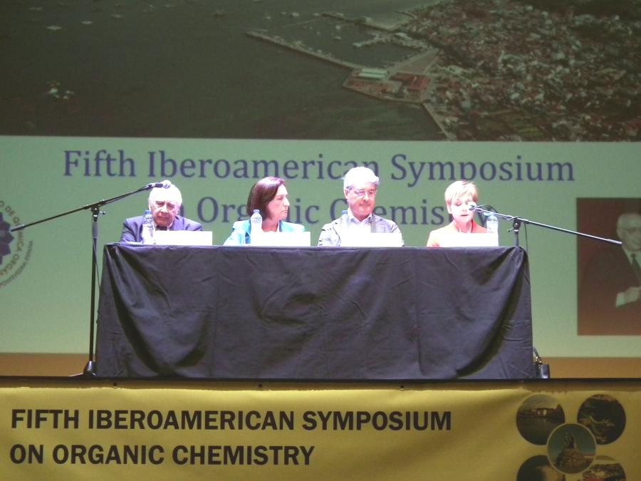 Inauguración do SIBEAQO-V: Julio Podestá, esquerda, a vicerreitora Pilar Bermejo Barbera, José Cacabelos Rico e Concepción González Bello