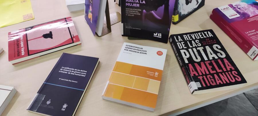 A mostra atópase no andar de acceso á biblioteca