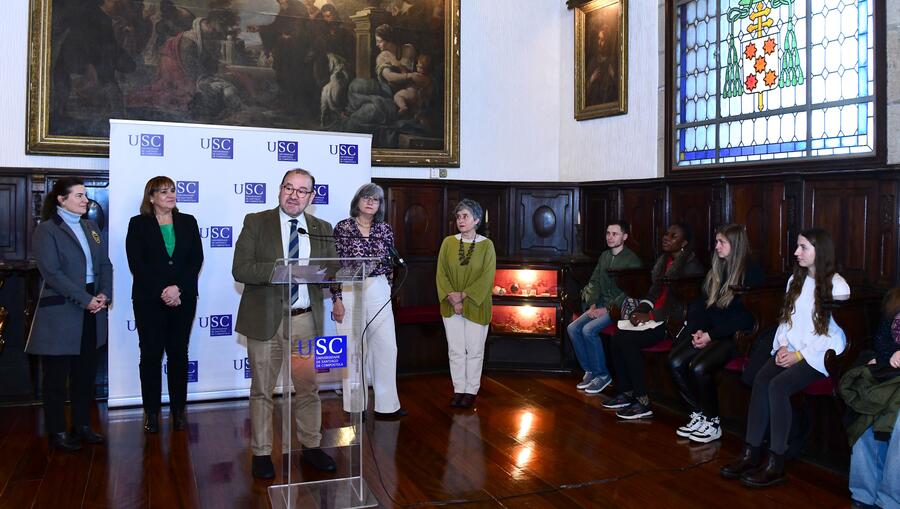 O reitor diríxese ao estudantado en presenza de, de esquerda a dereita, Marta Villamayor, María José López Couso, Mariana Landín e Belén Méndez; con Khrystyna Romaniuk (á dereita da foto). Foto: Santi Alvite