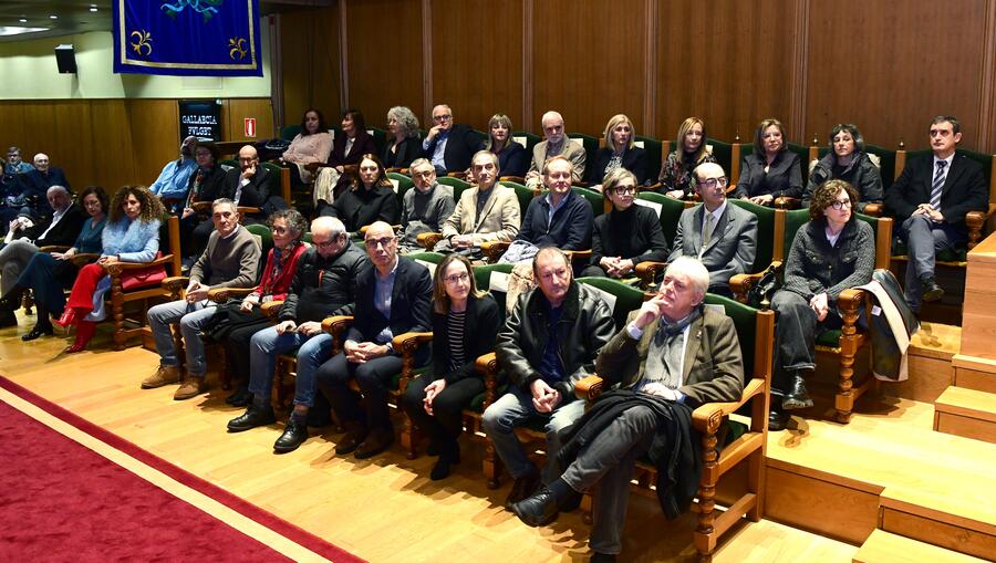 O Salón Nobre congregou as persoas que recibiron a Insignia. Foto: Santi Alvite