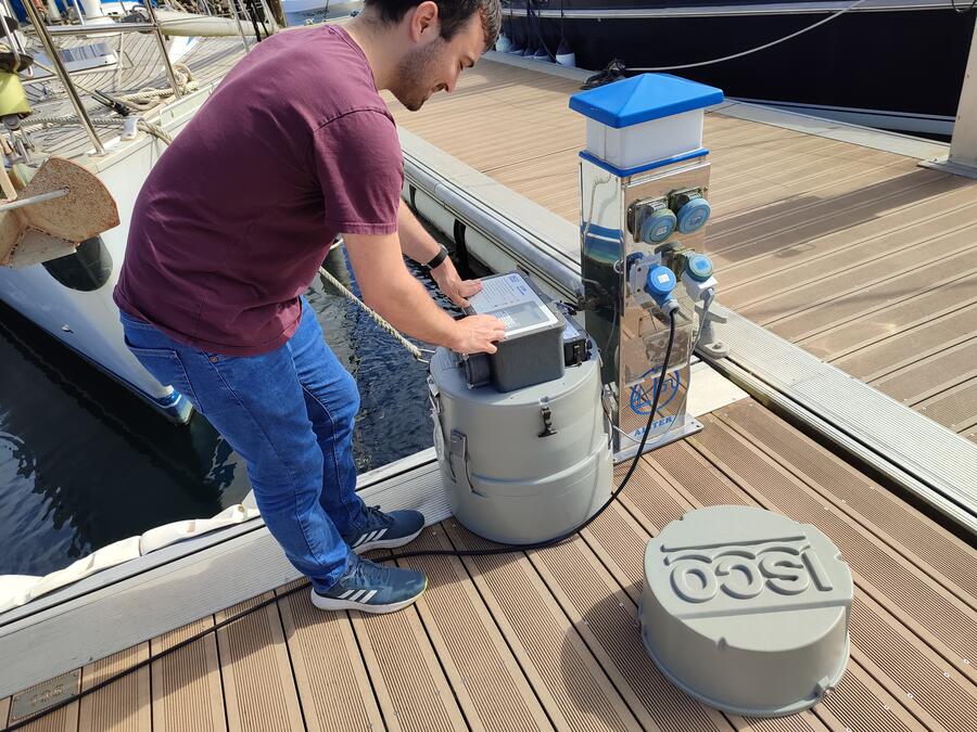 O investigador Antón Vázquez manexando o equipo para a recollida de mostras. Foto: Cretus