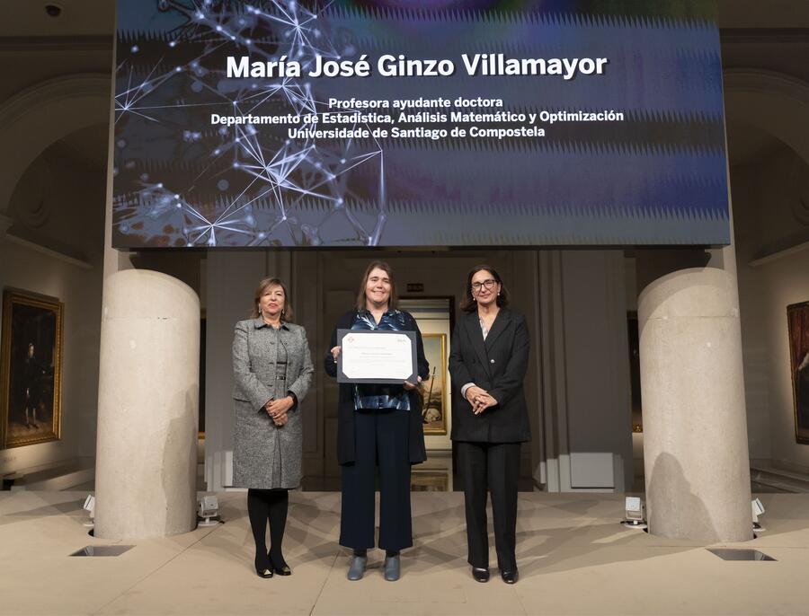 A premiada, coa directora de Relacións Institucionais da Fundación BBVA e a presidenta da HDH. Foto: Fundación BBVA
