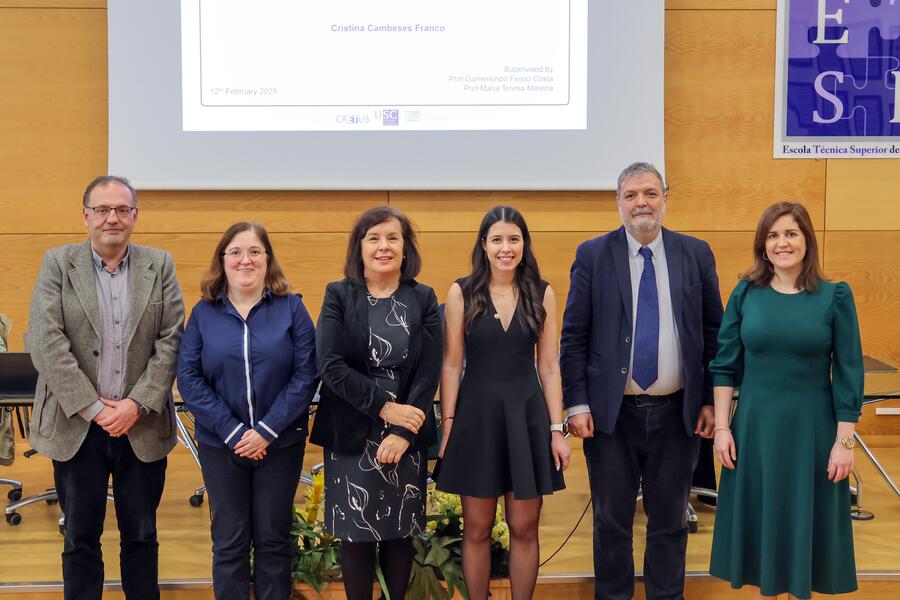 A autora, co tribunal e o director e directora da tese. Foto: CRETUS