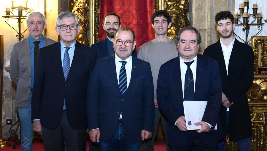 Os premiados co presidente do CES (diante, á esquerda), o reitor da USC e o director do IDEGA. Foto: Santi Alvite