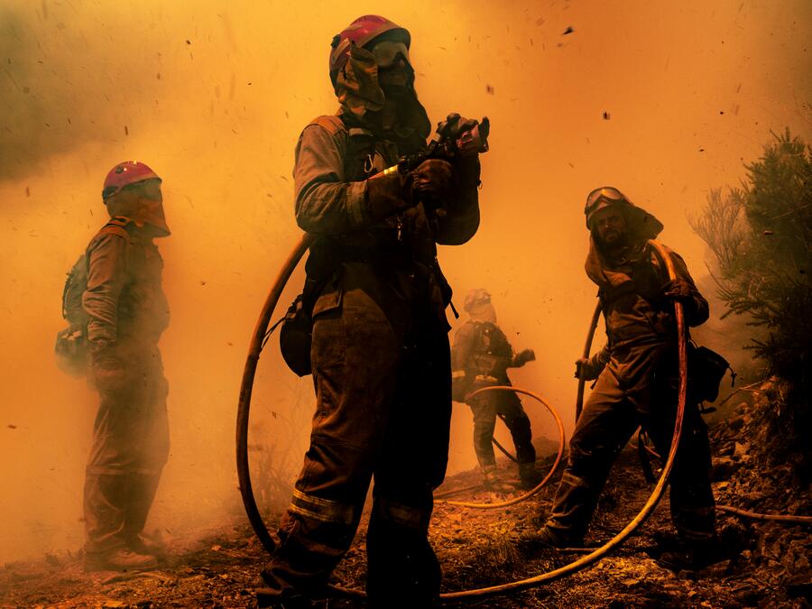 Adra Pallón portrayed the work of the fire-fighting teams on the front line of the fires