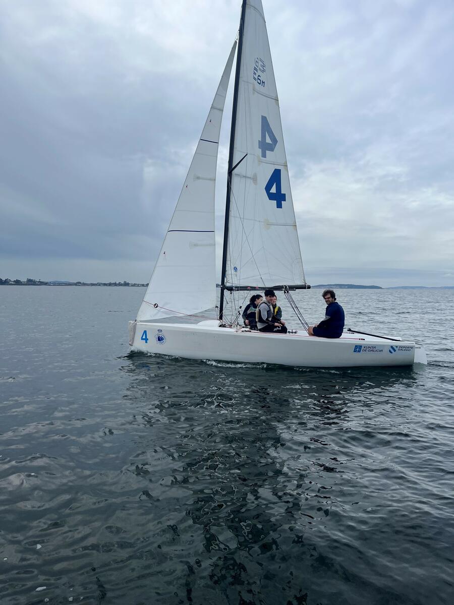 O equipo de vela da USC, nun momento da competición