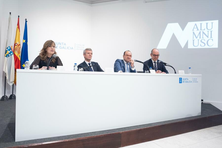 Eva López Barrio co presidente da Xunta, o reitor da USC e o director da Casa de Galicia en Madrid. Foto: Rafa Aparicio