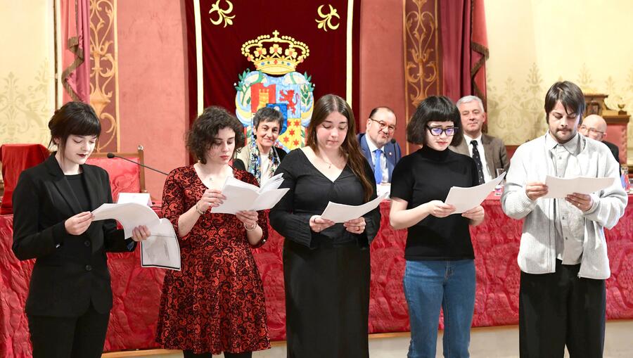 Membros da Aula de Teatro da USC interpretaron textos de Otero Pedrayo e de Manuel Lourenzo. Foto: Santi Alvite
