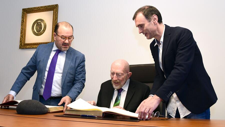 Con anterioridade á rolda de prensa, o científico mantivo unha xuntanza co reitor Antonio López Díaz e asinou no Libro de Honra da institución. De esquerda a dereita, o reitor Antonio López, Kip Thorne e o director de ConCiencia, Jorge Mira Pérez. FOTO: Santi Alvite
