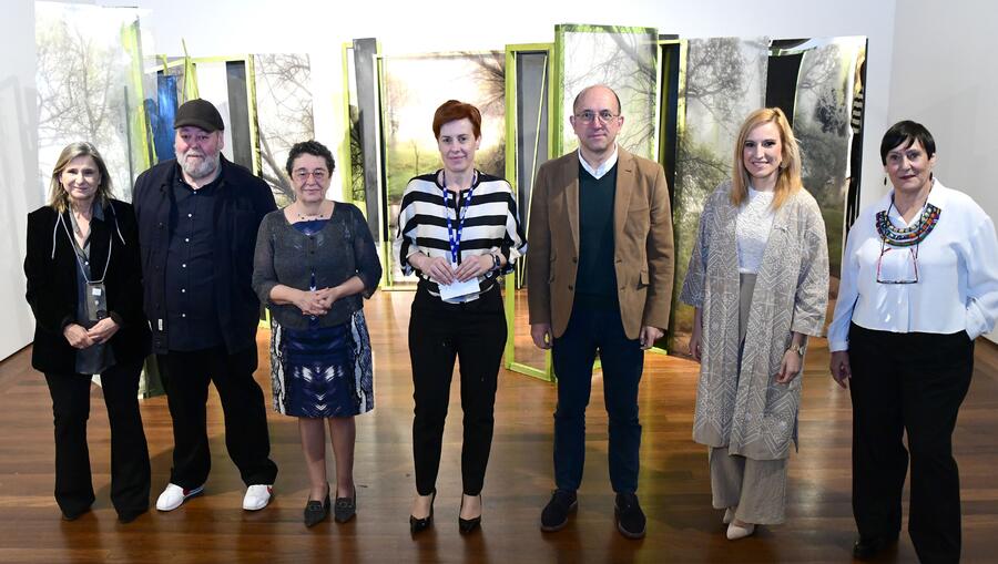 De esquerda a dereita, Consuelo Chacón, Jose Luis López Moral, Rosario Álvarez, Pilar Murias, Anxo Lorenzo, Paula Cabaleiro e Patricia Mateo. FOTO: Santi Alvite