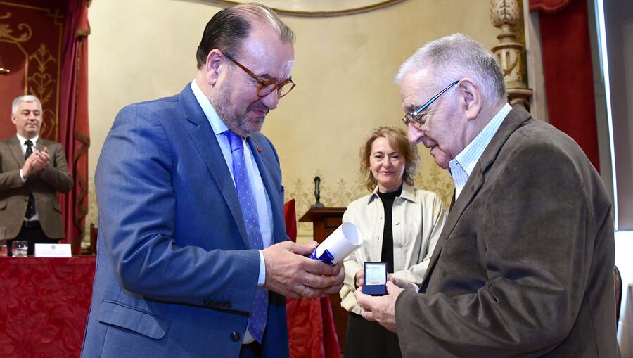Manuel Lourenzo recibiu a Insignia de mans do reitor Antonio López e en presenza da secretaria xeral da Universidade. Foto: Santi Alvite