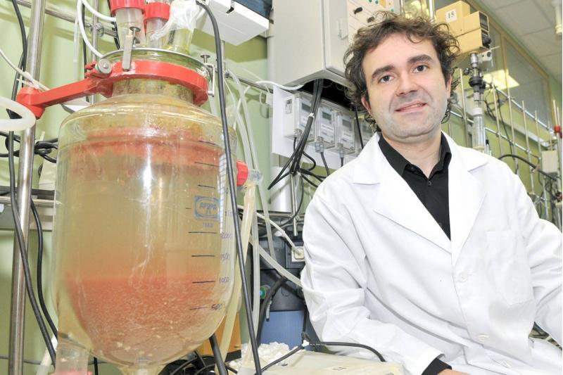 Un investigador da ETSE traballa na mellora dos sistemas de depuración de compostos de nitróxeno en augas residuais