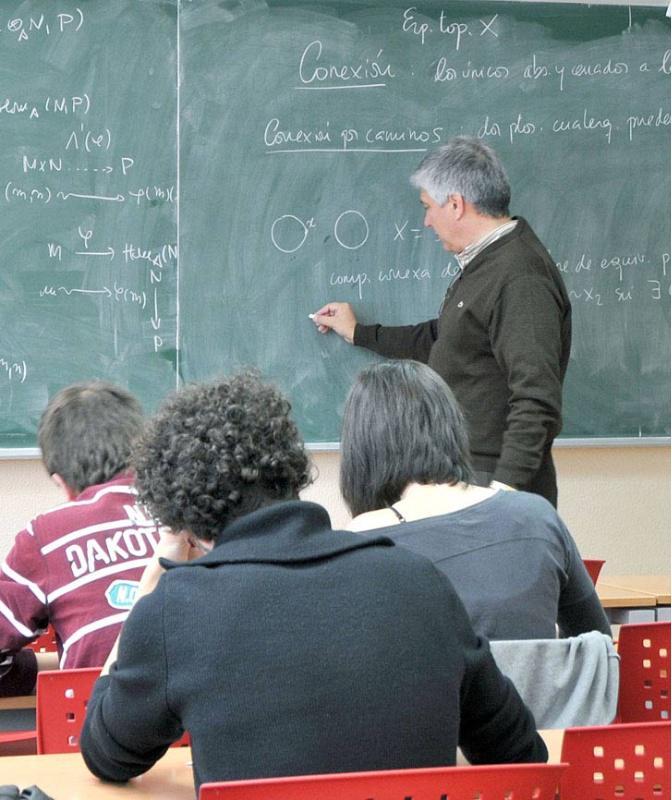 Os tres reitores galegos e os representantes sindicais asinan o convenio colectivo do Persoal Docente e Investigador en réxime laboral
