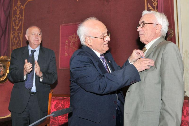 A Universidade de Santiago súmase á homenaxe do Goberno cubano a Neira Vilas