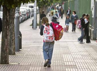 Atopan que o elevado peso das mochilas se asocia a maiores  patoloxías de lombo en escolares