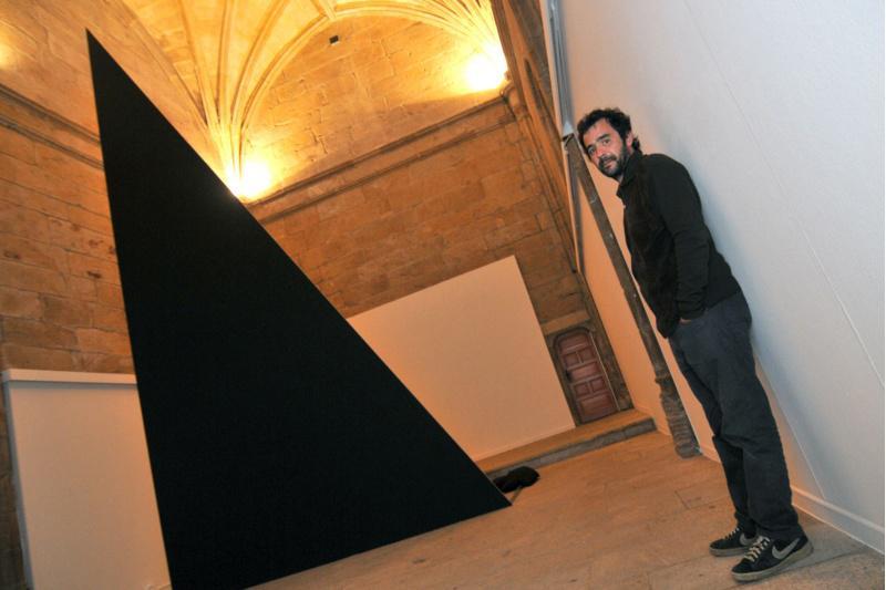 O artista Diego Santomé convida a reflexionar sobre o poder, a tensión e a memoria social nunha exposición en Fonseca