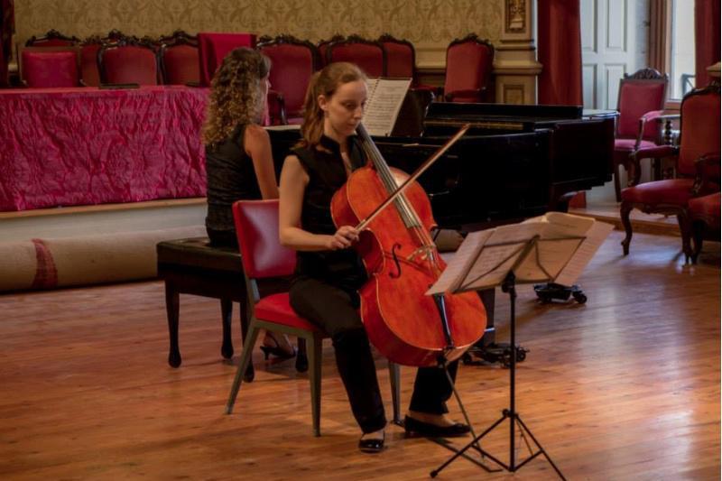 A violoncellista Milagros García Fuentes gaña a primeira edición do Premio USC-Soncello