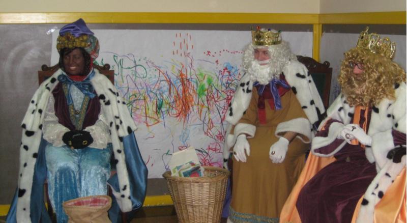 Os Reis Magos realizan unha visita sorpresa á Escola Infantil Breogán da USC