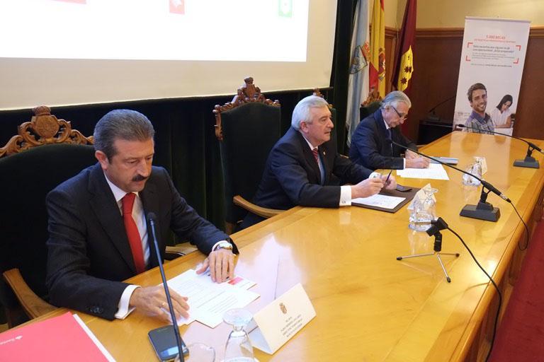 351 estudantes recibirán en Galicia unha bolsa Santander de prácticas remuneradas en pemes