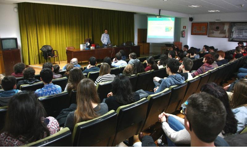 Estudantes de toda Galicia redescobren na USC o bosón de Higgs nunha experiencia que reúne a rapaces de 46 países