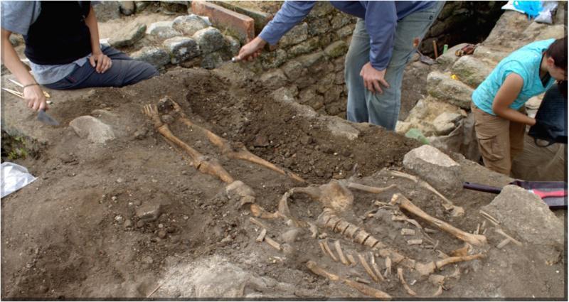 Investigadores de Vigo e Santiago descobren unha gran mostra de peixe de hai 1.700 anos e restos óseos de sete persoas en Adro Vello 