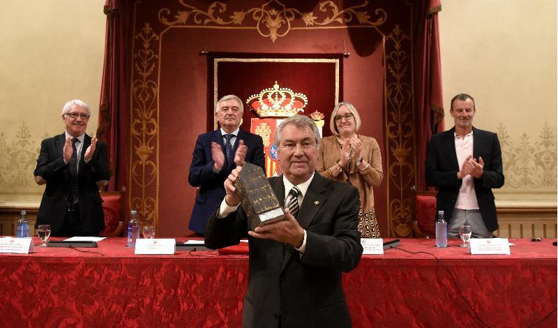 A USC recoñece co I Premio Luís Porteiro Garea o compromiso co galego do profesor Manuel Bermejo 