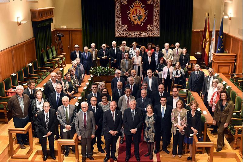 O reitor impúxolle a Insignia Fonseca a 85 integrantes do cadro de persoal da USC