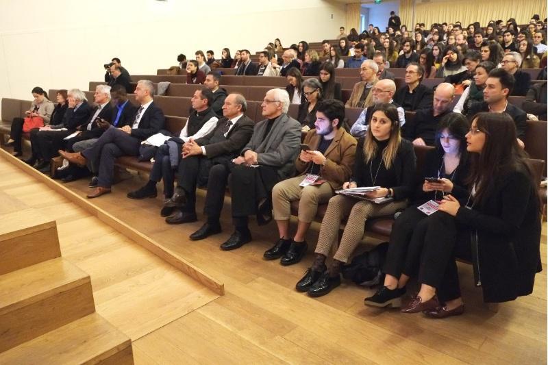 A USC imponlle a Insignia de Ouro a Michèle e Armand Mattelart