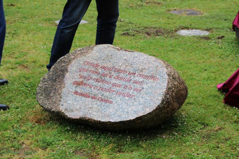 Os versos de Rosalía de Castro, Seamus Heaney e Luz Pozo Garza inauguran o ‘Xardín das pedras que falan’