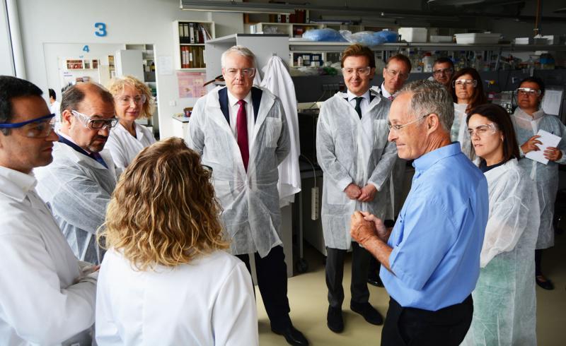 O ministro principal de Gales, Carwyn Jones, visita instalacións científicas da USC