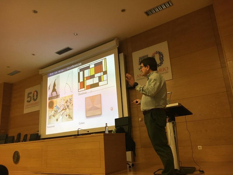 O experto Luis Rández explica na USC a estreita relación das matemáticas e a arte