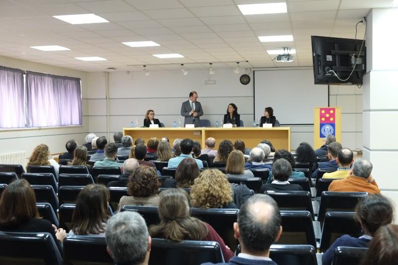 A profesora María Jesús Giráldez Fernández tomou posesión como decana de Óptica e Optometría