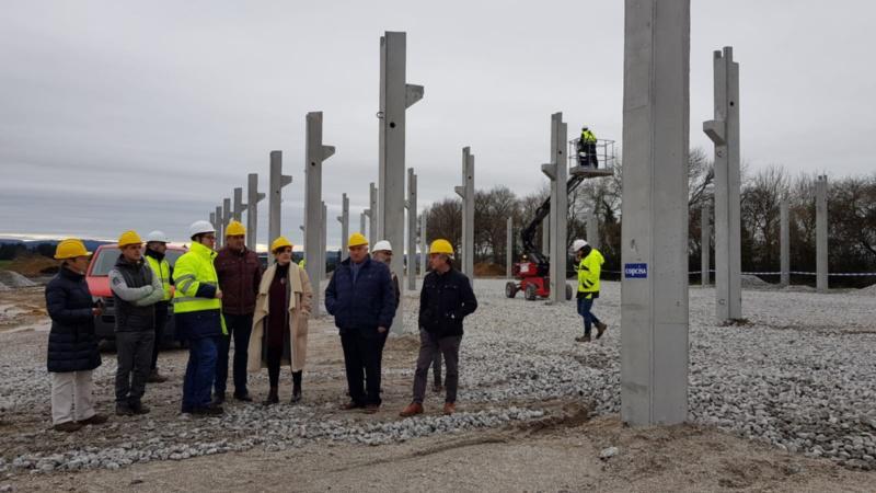 Valcárcel e Campos supervisan xunto con responsables políticos e académicos as obras da Granxa Experimental do Campus Terra