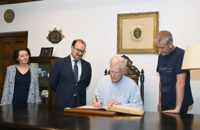 Antonio López recibe ao profesor Klaus Von Gadow, que se incorpora este venres á orla de doutores ‘honoris causa’ da USC