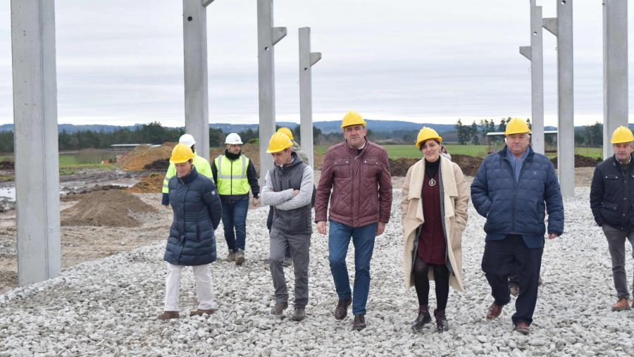 A vicerreitora de Coordinación do campus de Lugo supervisa a construción da ‘Granxa Experimental do Campus Terra’